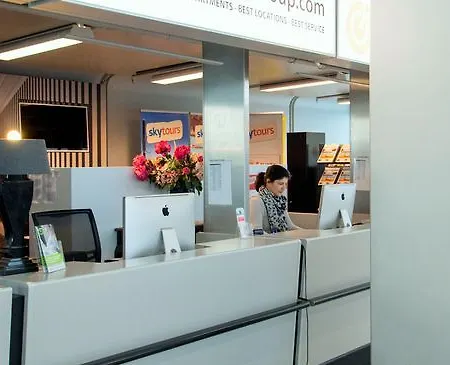 Short Group Balthasar Floris Otel *